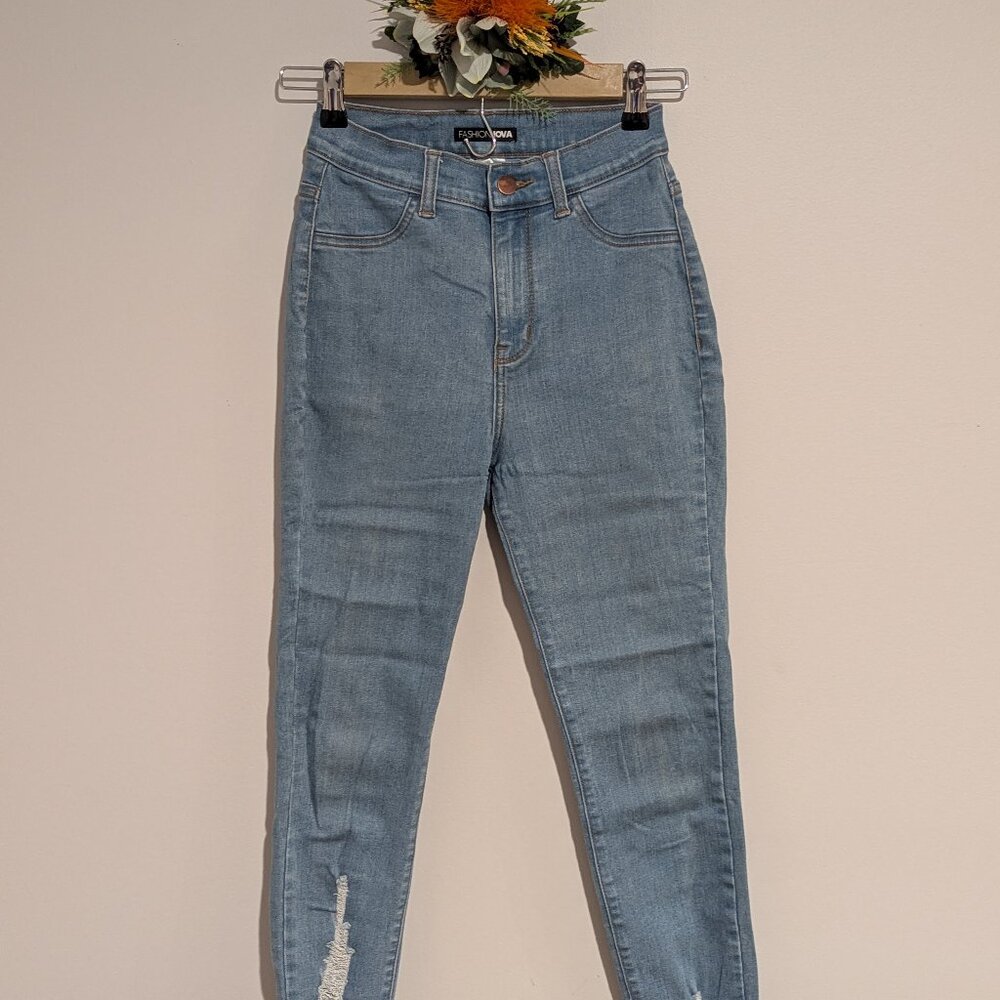 Fashion Nova Curvy Girl Distressed Jeans Size 3